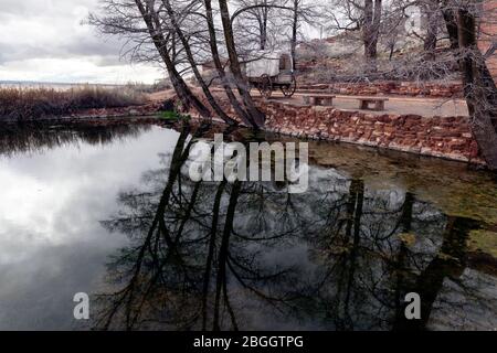 AZ00416-00...ARIZONA - Teich und Pionier Wagen in Pipe Springs National Monument. Stockfoto