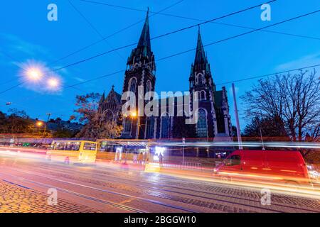 Olha und Elisabeth Kirche in Lviv bei Nacht. Lwiw, Lwiw, Ukraine. Stockfoto