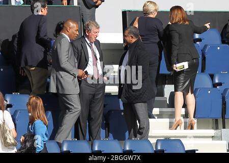 LONDON, ENGLAND. England Manager Roy Hodgson, Les Ferdinand, spricht mit QPR-Vorsitzenden Tony Fernandes während des Barclays Premier League Match zwischen Queens Park Rangers & Liverpool in Loftus Road, London am Sonntag, den 19. Oktober 2014 (Quelle: MI News) Stockfoto