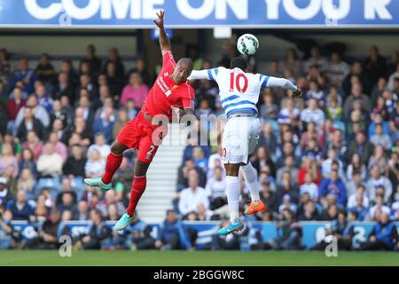 LONDON, ENGLAND. Liverpool Defender Glen Johnson springt mit dem Mittelfeldspieler Leroy Fer der Queens Park Rangers in der ersten Halbzeit während des Barclays Premier League Match zwischen Queens Park Rangers & Liverpool in der Loftus Road, London am Sonntag, den 19. Oktober 2014 (Quelle: MI News) Stockfoto