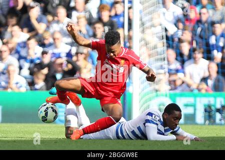 LONDON, ENGLAND. Leroy Fer, Mittelfeldspieler der Queens Park Rangers, stellt sich dem Liverpool-Mittelfeldspieler Raheem Sterling in der ersten Halbzeit während des Barclays Premier League-Spiels zwischen Queens Park Rangers & Liverpool in der Loftus Road, London am Sonntag, den 19. Oktober 2014 (Quelle: MI News) Stockfoto