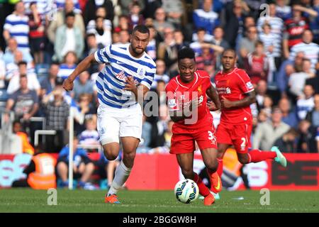 LONDON, ENGLAND. Liverpool Mittelfeldspieler Raheem Sterling wird vorbei Queens Park Rangers Verteidiger Steven Caulker in der zweiten Hälfte während der Barclays Premier League Spiel zwischen Queens Park Rangers & Liverpool in Loftus Road, London am Sonntag, 19. Oktober 2014 (Quelle: MI News) Stockfoto