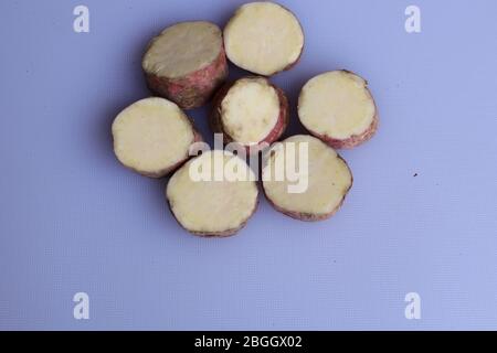 Frische Süßkartoffeln auf weißem Hintergrund isoliert Stockfoto