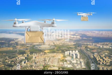 Moderne technologische Sendung Innovation - Drohne schnelle Lieferung Konzept, zwei Multicopter fliegen mit Karton über der Stadt Stockfoto