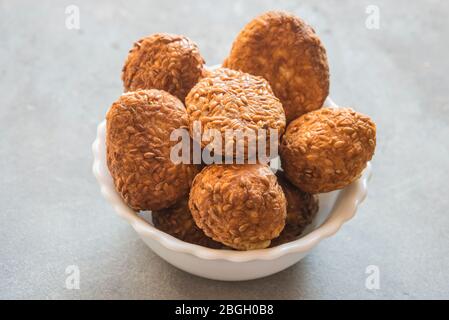 Til ke laddu ist ein Grundnahrungsmittel süß in vielen indischen Haushalten im Winter Stockfoto