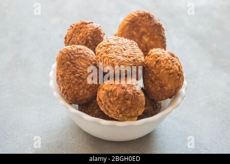 Til ke laddu ist ein Grundnahrungsmittel süß in vielen indischen Haushalten im Winter Stockfoto