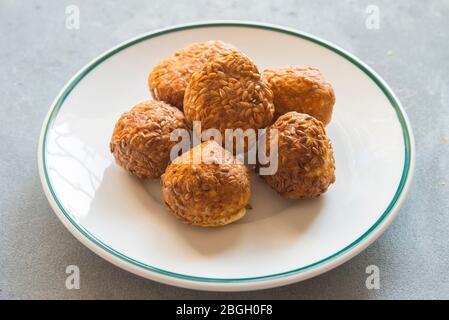 Til ke laddu ist ein Grundnahrungsmittel süß in vielen indischen Haushalten im Winter Stockfoto