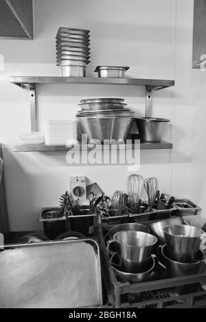 Kochutensilien in der Restaurantküche Stockfoto