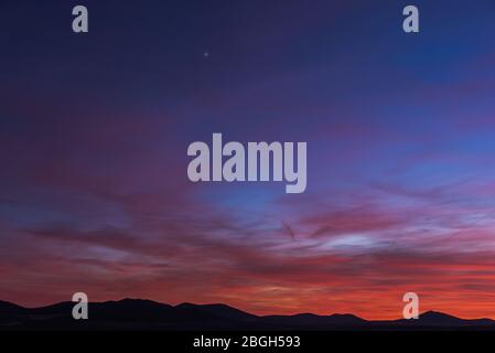 Wolkiger Himmel mit intensiven blauen und roten Farben und Platz für Text Stockfoto