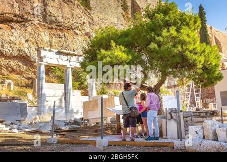 Athen, Griechenland - 14. Oktober 2016: Menschen auf dem Weg zur Akropolis und zu alten Ruinen Stockfoto