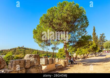 Athen, Griechenland - 14. Oktober 2016: Menschen auf dem Weg zur Akropolis und zu alten Ruinen Stockfoto