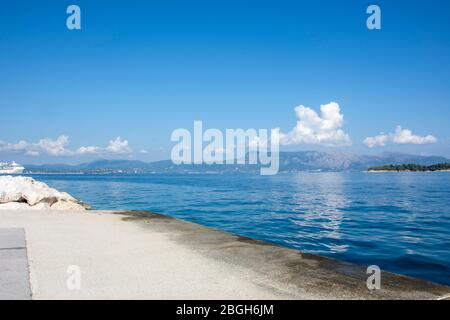 Blick über die Bucht von der Promenade in Korfu Stadt Stockfoto