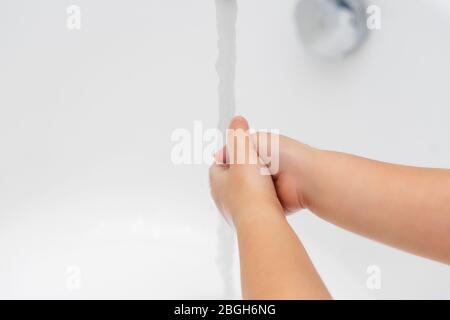 3-5-jähriges Kind wäscht sich die Hände unter fließendem Wasser. Handbehandlung unter Quarantäne in Verbindung mit dem Coronavirus COVID-19 Stockfoto