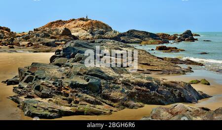 Romantische Küste in der Nähe des Strandes Vagator im indischen Bundesstaat Goa Stockfoto