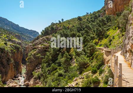 17. April 2018 - El Chorro, Spanien. Der rekonstruierte Weg des 3 km langen Caminito del Rey, der der Schlucht des Flusses Guadalhorce folgt. Stockfoto