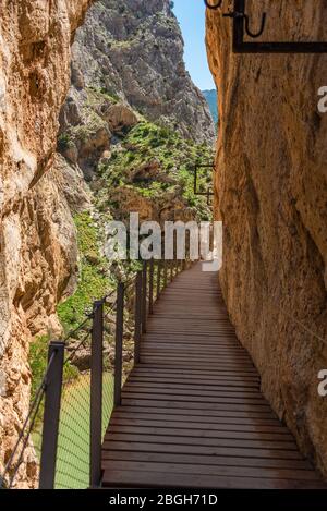 17. April 2018 - El Chorro, Spanien. Der rekonstruierte Weg des 3 km langen Caminito del Rey, der der Schlucht des Flusses Guadalhorce folgt. Stockfoto