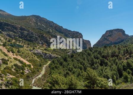 17. April 2018 - El Chorro, Spanien. Der Fluss Guadalhorce fließt durch die Schlucht Desfiladero de los Gaitanes und neben dem berühmten Caminito del Rey Stockfoto