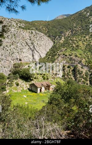 17. April 2018 - El Chorro, Spanien. Ruine eines alten Hauses neben Caminito del rey. Stockfoto