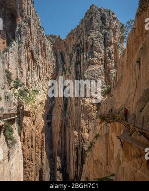 17. April 2018 - El Chorro, Spanien. Touristen zu Fuß die neu gebaute Caminito del Rey. Stockfoto