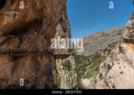 17. April 2018 - El Chorro, Spanien. Touristen fotografieren auf dem neuen Holzweg, der über dem alten widerlichen Betonweg gebaut wurde. Stockfoto