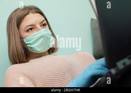 Moderne Laptops ermöglichen Ihnen, viele Stunden ohne Aufladen zu nutzen, dank denen Sie überall lernen können. Stockfoto