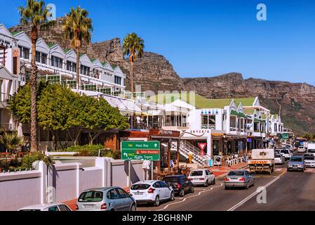 Kapstadt, Südafrika - 11. Mai 2015: Blick auf die Road to Hout Bay in Camps Bay bei Kapstadt in Südafrika. Stockfoto