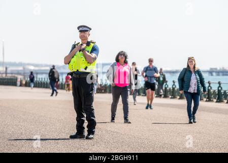 Brighton UK, 20. April 2020: Polizeibeamte beobachten heute Morgen die Bewegung von Menschen an der Küste von Hove Stockfoto