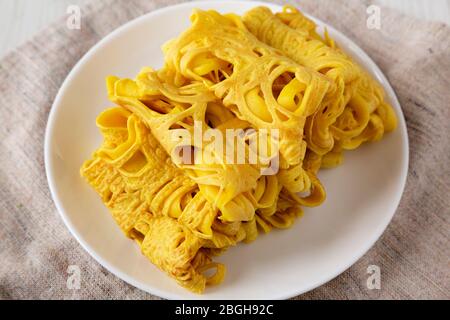 Hausgemachte Net Crepe Roti Jala auf einem weißen Teller, niedrige Winkel Ansicht. Nahaufnahme. Stockfoto