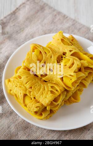 Hausgemachte Net Crepe Roti Jala auf einem weißen Teller, Seitenansicht. Nahaufnahme. Stockfoto