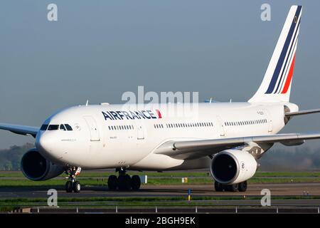 Paris / Frankreich - 24. April 2015: Air France Airbus A330-200 F-GZCK Passagierflugzeug Ankunft und Landung am Flughafen Paris Charles de Gaulle Stockfoto