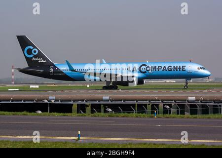 Paris / Frankreich - 24. April 2015: La Compagnie Boeing 757-200 F-HTAG Passagierflugzeug Ankunft und Landung am Flughafen Paris Charles de Gaulle Stockfoto