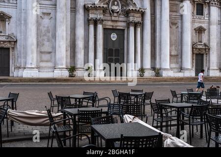 Das Bild zeigt menschenleere Tische und Stühle vor der Neuen Kathedrale auf dem Paul VI. Platz (Brescia, Italien). Stockfoto