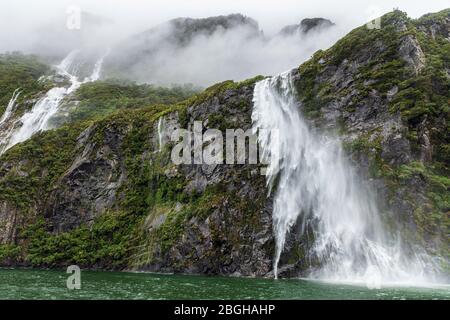 Stirling Falls wird an einem stürmischen Tag vom Wind geblasen, Milford Sound, Fiordland National Park, South Island, Neuseeland Stockfoto