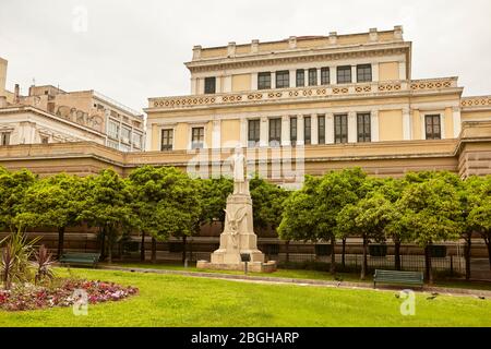 Athen Griechenland Charilaos Trikoupis Statue des Bildhauers Thomas Thomopoulos außerhalb der neoklassischen National Historical Museum Stockfoto