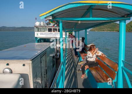 Thailand - 2. Februar 2018: Blick vom Passagierdeck der Fähre auf den Frachtraum mit PKW und den zweiten Stock mit Passagieren. Um Stockfoto