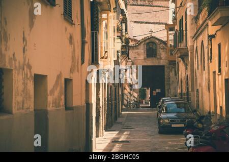 Sommer in den kleinen Straßen von Palma de Mallorca Stockfoto