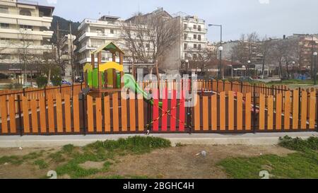 Leere Kinder Spielplatz Tür mit Kette und Schloss aufgrund von Covid-19 Coronavirus Pandemie Quarantänemaßnahmen verschlossen. Igoumenitsa Griechenland Stockfoto