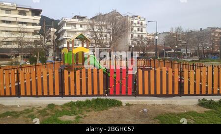 Leere Kinder Spielplatz Tür mit Kette und Schloss aufgrund von Covid-19 Coronavirus Pandemie Quarantänemaßnahmen verschlossen. Igoumenitsa Griechenland Stockfoto