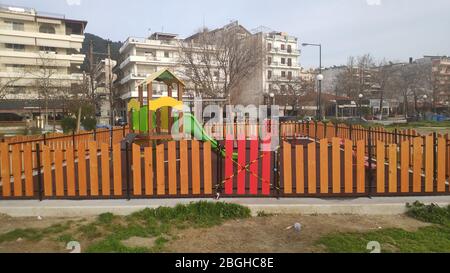 Leere Kinder Spielplatz Tür mit Kette und Schloss aufgrund von Covid-19 Coronavirus Pandemie Quarantänemaßnahmen verschlossen. Igoumenitsa Griechenland Stockfoto