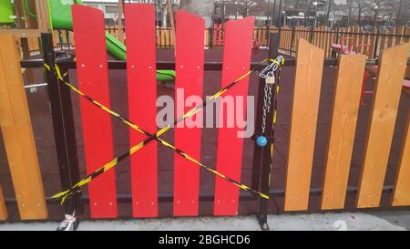 Leere Kinder Spielplatz Tür mit Kette und Schloss aufgrund von Covid-19 Coronavirus Pandemie Quarantänemaßnahmen verschlossen. Igoumenitsa Griechenland Stockfoto