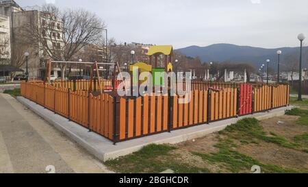 Leere Kinder Spielplatz Tür mit Kette und Schloss aufgrund von Covid-19 Coronavirus Pandemie Quarantänemaßnahmen verschlossen. Igoumenitsa Griechenland Stockfoto