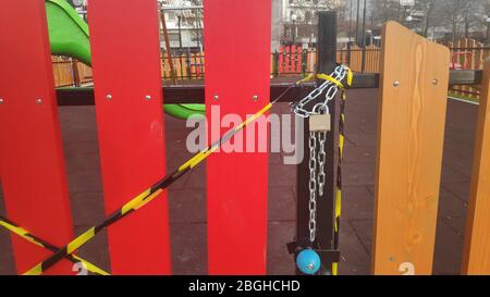 Leere Kinder Spielplatz Tür mit Kette und Schloss aufgrund von Covid-19 Coronavirus Pandemie Quarantänemaßnahmen verschlossen. Igoumenitsa Griechenland Stockfoto