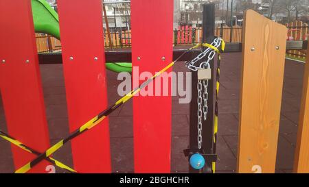 Leere Kinder Spielplatz Tür mit Kette und Schloss aufgrund von Covid-19 Coronavirus Pandemie Quarantänemaßnahmen verschlossen. Igoumenitsa Griechenland Stockfoto