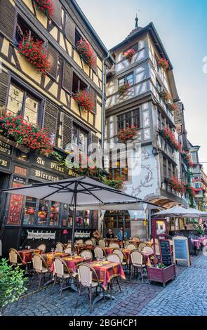 Traditionelles Elsass Restaurant in der Rue du Maroquin im historischen Stadtzentrum von Straßburg, Elsass, Frankreich Stockfoto