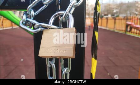 Leere Kinder Spielplatz Tür mit Kette und Schloss aufgrund von Covid-19 Coronavirus Pandemie Quarantänemaßnahmen verschlossen. Igoumenitsa Griechenland Stockfoto