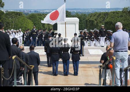 Seine Exzellenz Tarō Kōno, Außenminister Japans, und seine Exzellenz Itsunori Onodera, japanischer Verteidigungsminister nehmen an einer Vollverehrung-Zeremonie der Streitkräfte auf dem Nationalfriedhof Arlington Teil (36569689676). Stockfoto