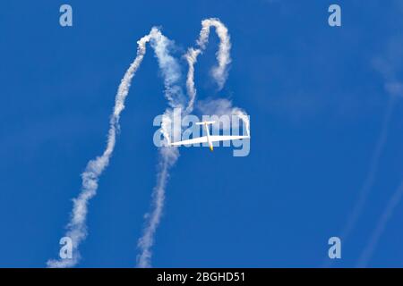 Kunstflug-Segelflugzeug am Himmel Stockfoto