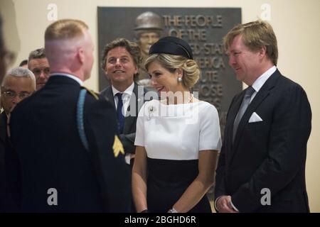 Seine Majestät König Willem-Alexander und Ihre Majestät Königin Máxima von den Niederlanden legten einen Kranz am Grab des unbekannten Soldaten auf dem Arlington Nationalfriedhof (18164645498) nieder. Stockfoto