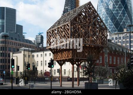 Paleys upon pilers Architektur Latticed Timber Aldgate Church, Aldgate High Street, London EC3N 1AB von Studio Weave Stockfoto