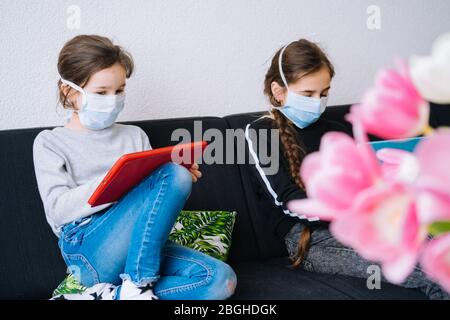 Online-Bildung, Fernstudium, Homeschooling. Kinder lernen Hausaufgaben während Online-Unterricht zu Hause in Tablet-PC und halten Videocall. Stockfoto